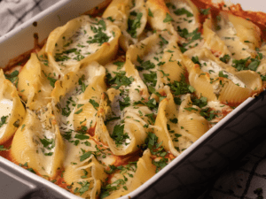 Muschelnudelauflauf mit Kräutercreme und Tomatensoße Foodblog Lukas Grett