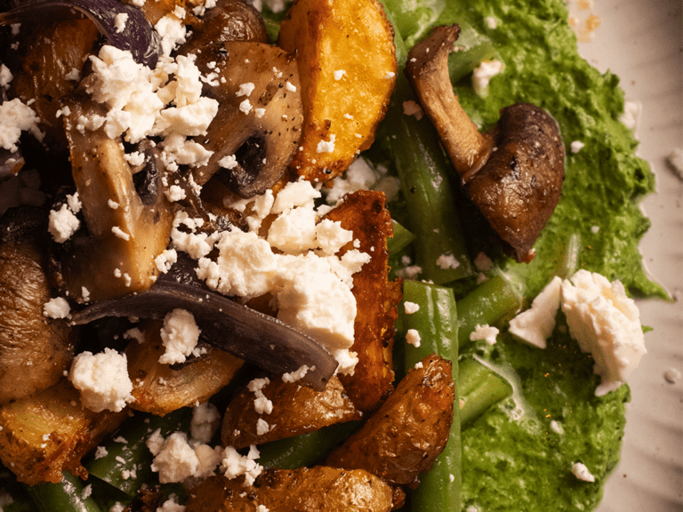 Frankfurterwiese mit Parmesan Drillingen auf einem Kräuterbett mit Feta, Champignons und Bohnensalat Foodblog Lukas Grett