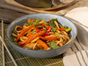 Yakiu Udon mit Gemüse, Hähnchen und Shiitake-Pilzen