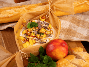 Ofenkäse Papilotte mit Pfirsich und Minze