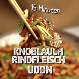 Knoblauch-Rindfleisch-Nudeln in einem Wok mit Frühlingszwiebeln und Sesam