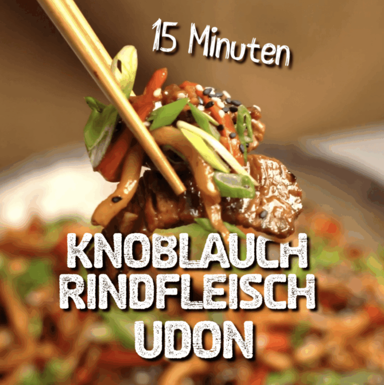 Knoblauch-Rindfleisch-Nudeln in einem Wok mit Frühlingszwiebeln und Sesam