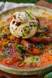 Gegrillte Pfirsiche mit Burrata, Honig & Chiliöl Lukas Grett