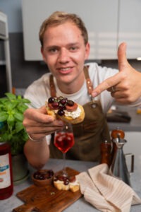 Salsiccia Crostini mit Ricotta & Trauben-Chili-Honig Lukas Grett