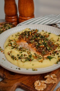 Lachs mit Honig-Dattel-Glasur & Nuss-Kräuter-Crunch Lukas Grett