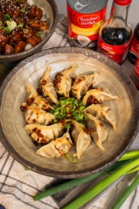 Knusprige Dumpling Pfanne mit Chili-Soja-Karamell @lukasgrett