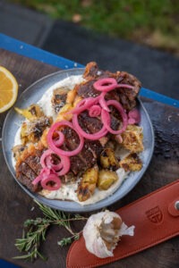 Wagyu-Steak mit Smashed Potatoes und Knoblauch-Crème @lukasgrett