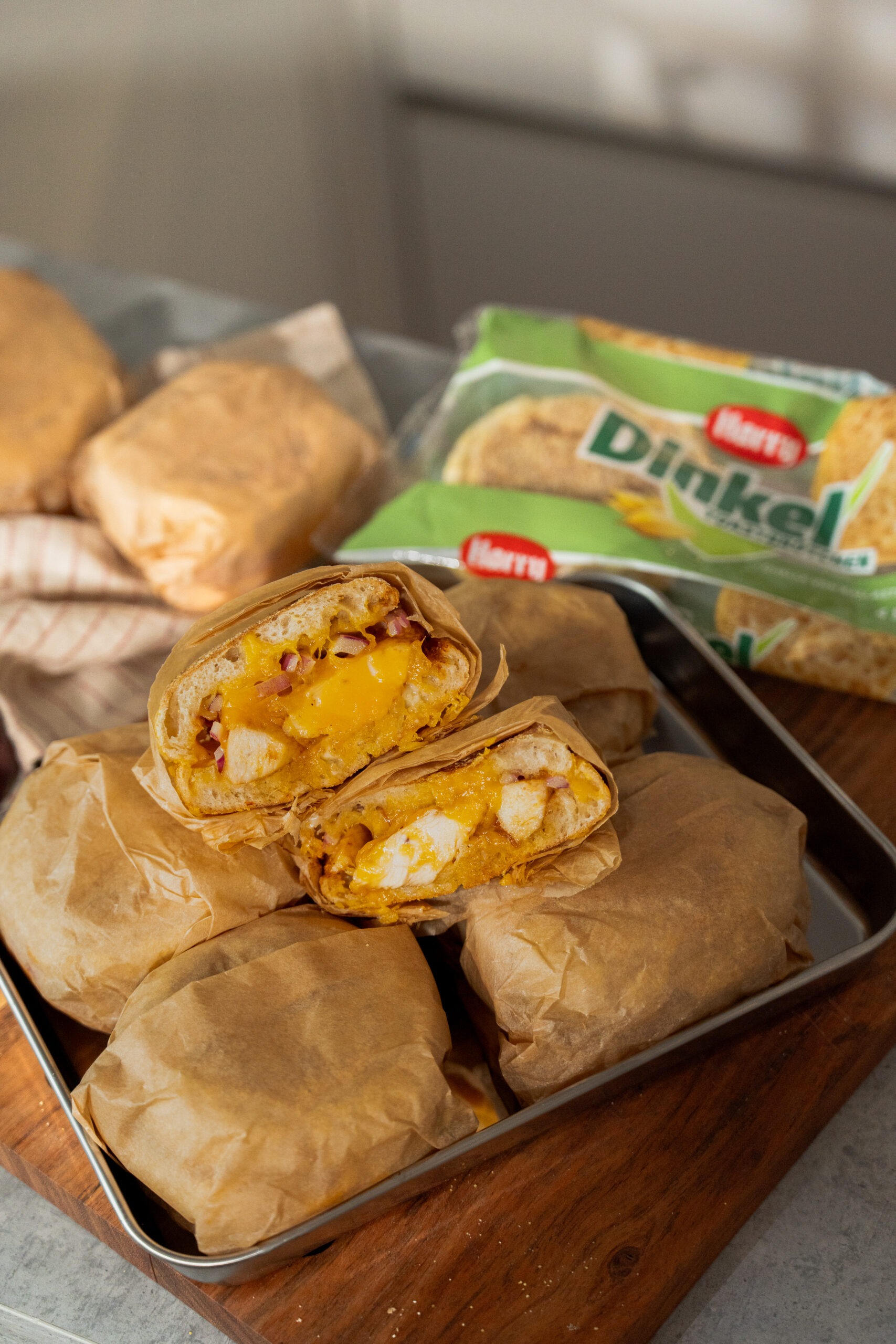 Cheesy Chicken BBQ Dinkel Toastbrötchen @lukasgrett